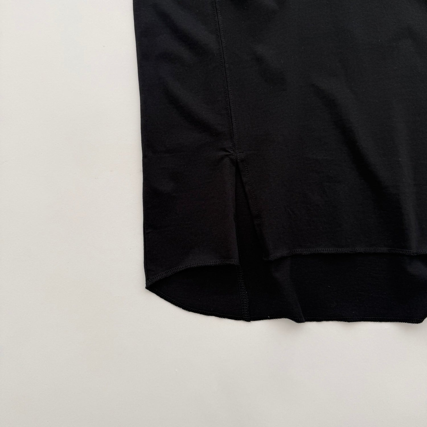 【SAMPLE】drop shoulder front slit tee / black