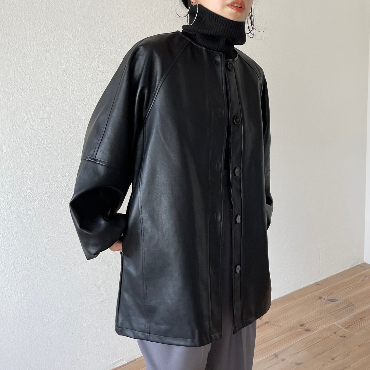 volume sleeve fake leather coat / black