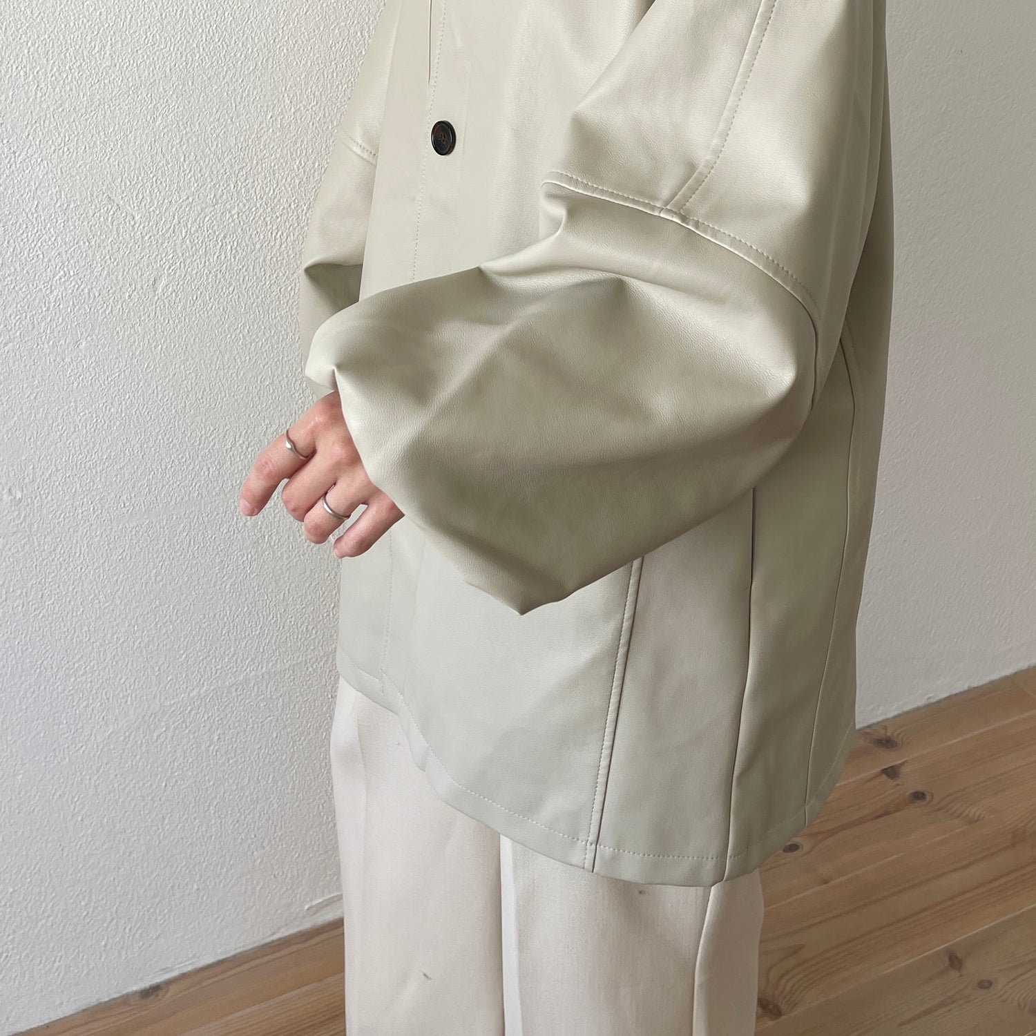 volume sleeve fake leather coat / ivory