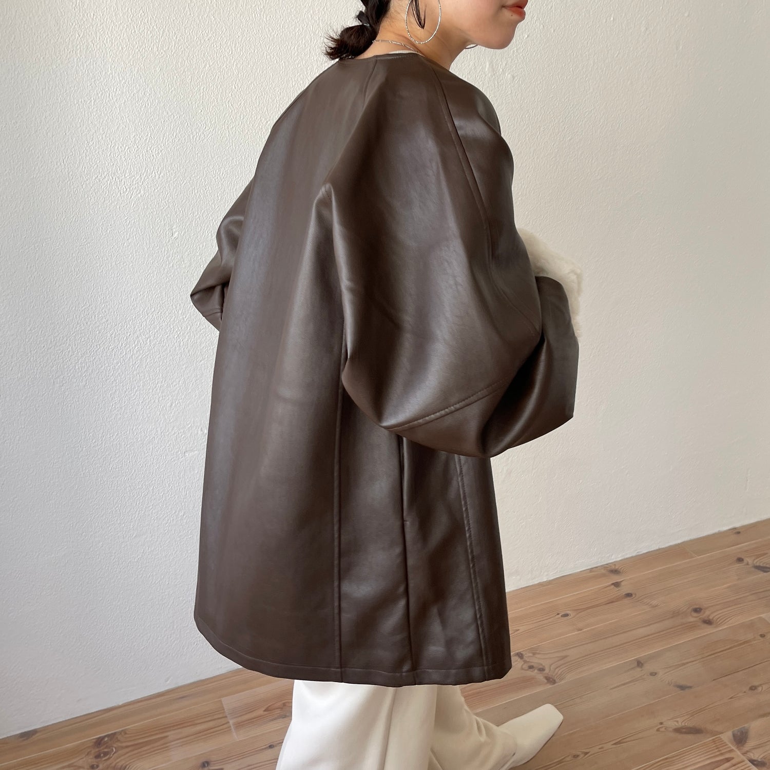 volume sleeve fake leather coat / brown