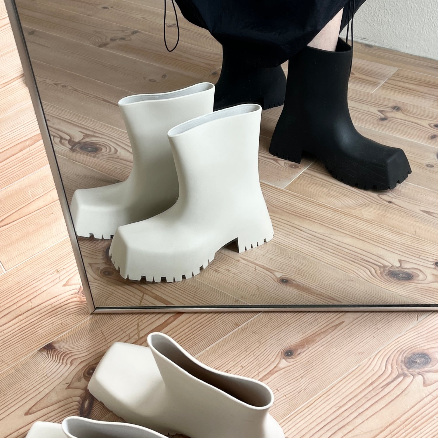 volume rain boots / ivory
