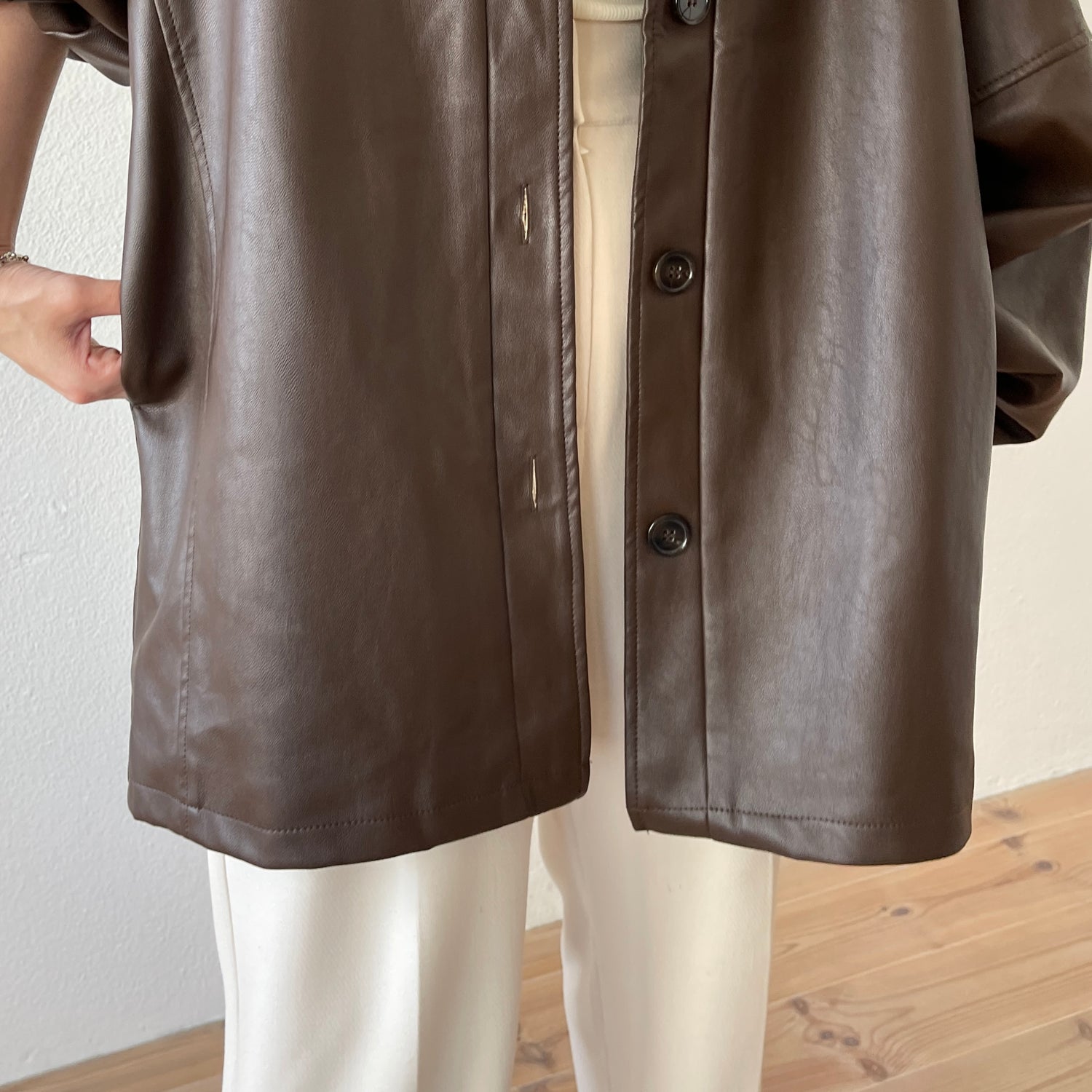 volume sleeve fake leather coat / brown