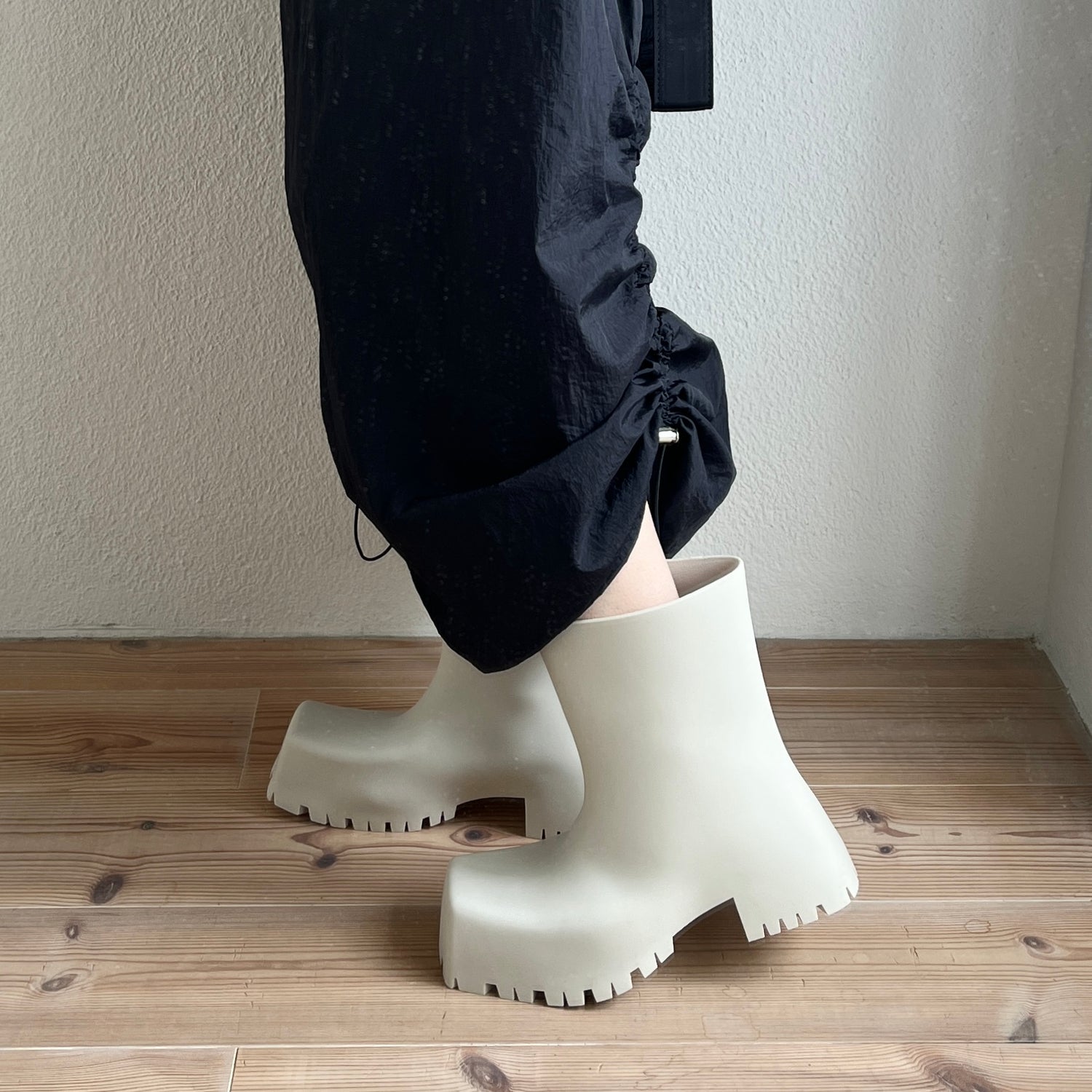 volume rain boots / ivory