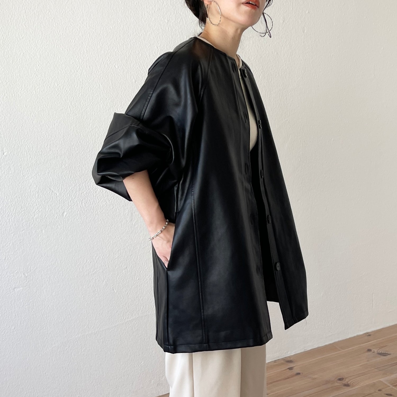 volume sleeve fake leather coat / black