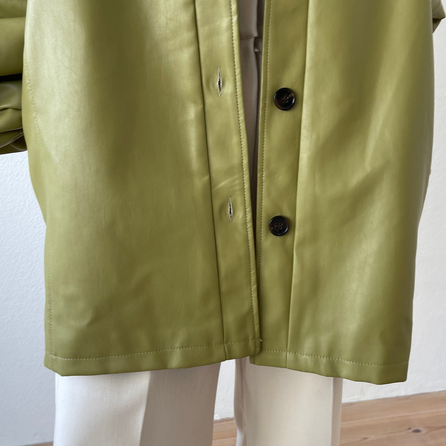 volume sleeve fake leather coat / olive