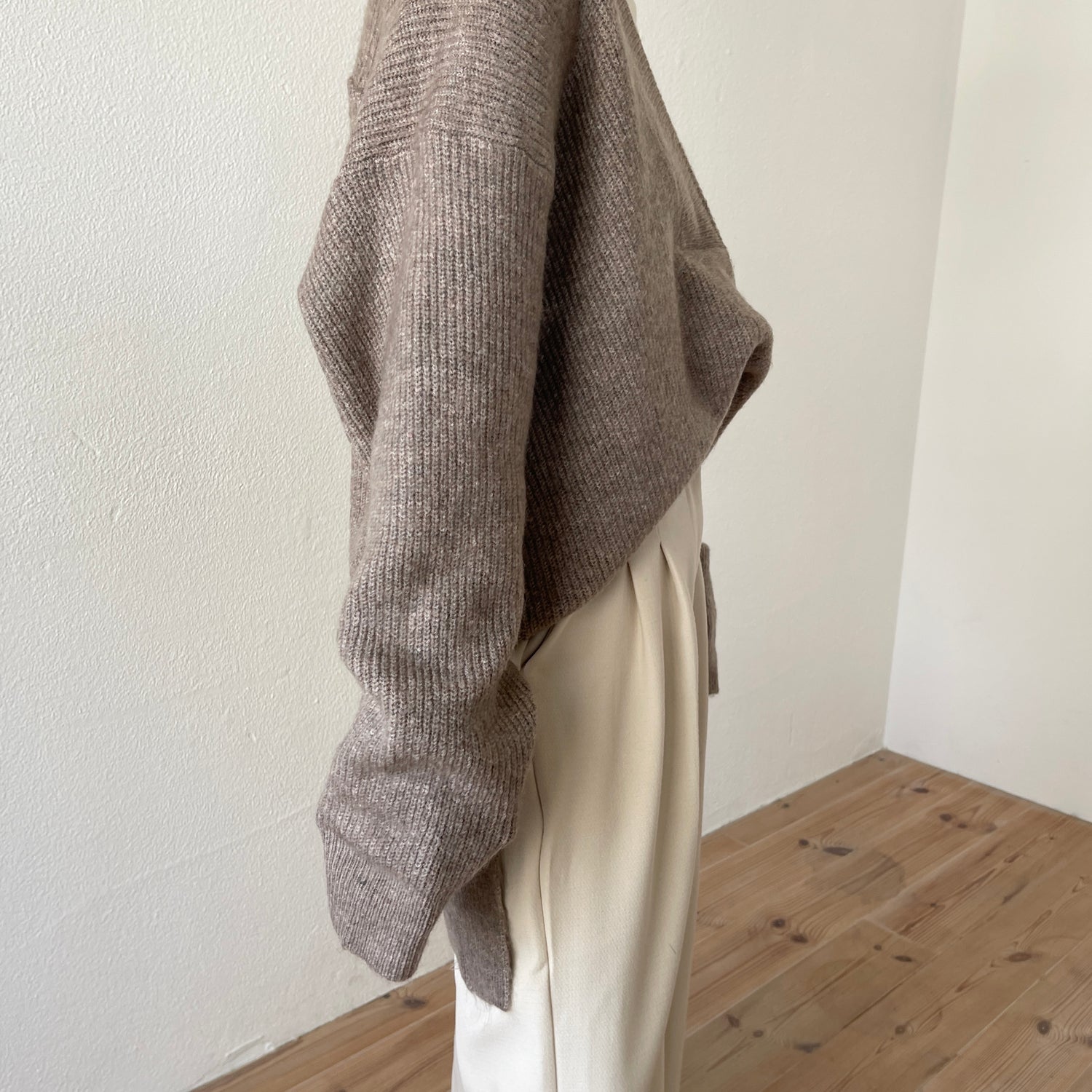 over size v neck loose knit / beige