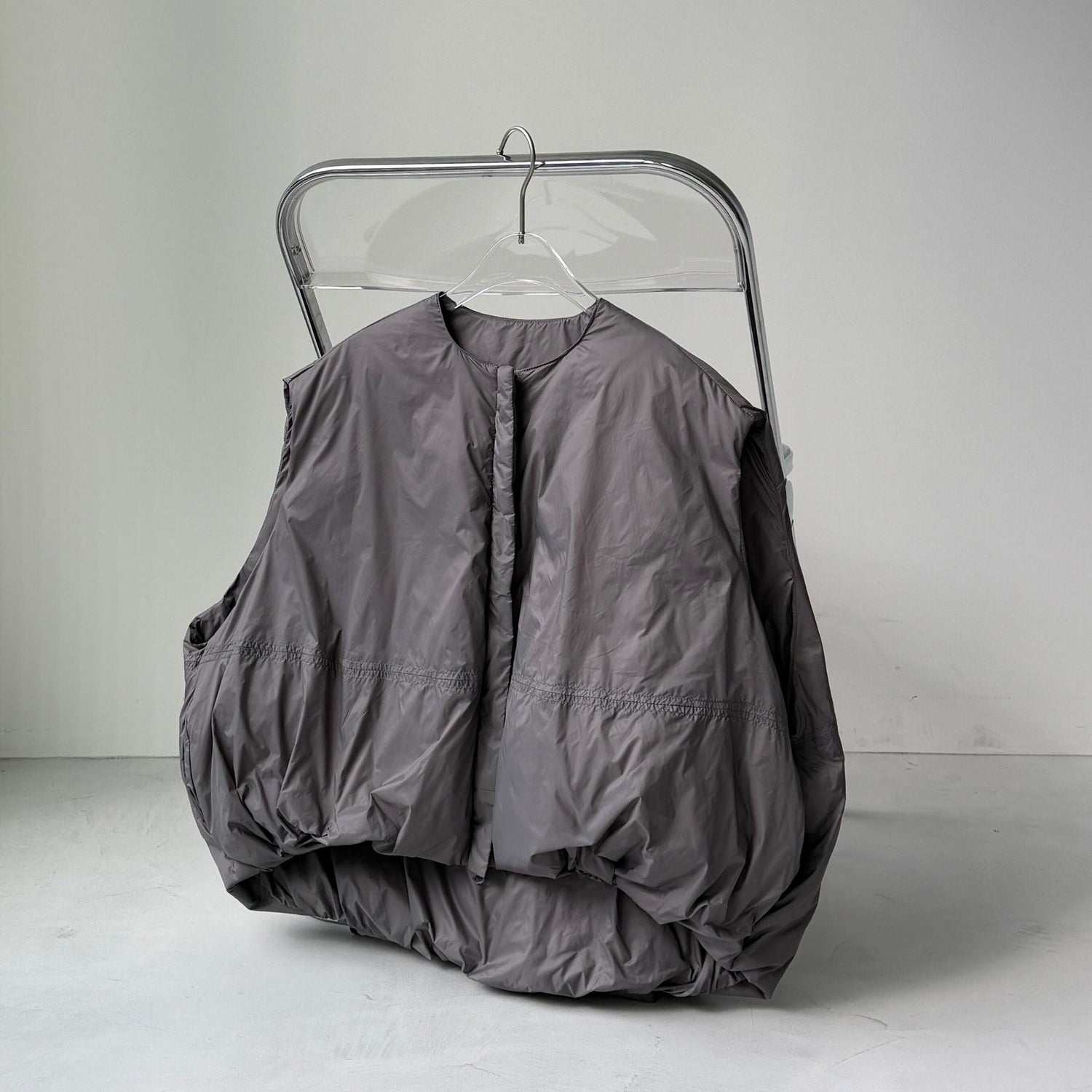 egg down vest / charcoal gray