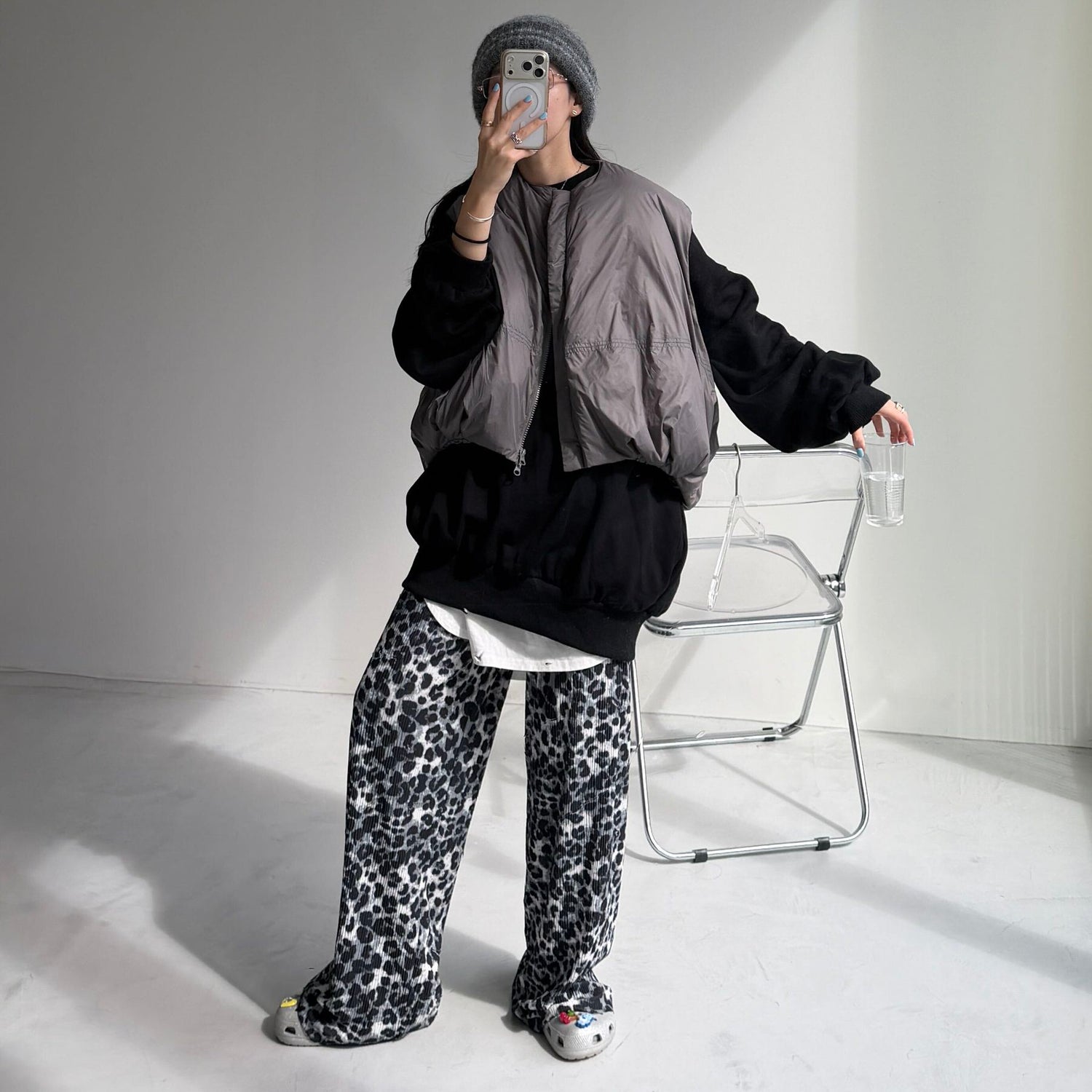 egg down vest / charcoal gray