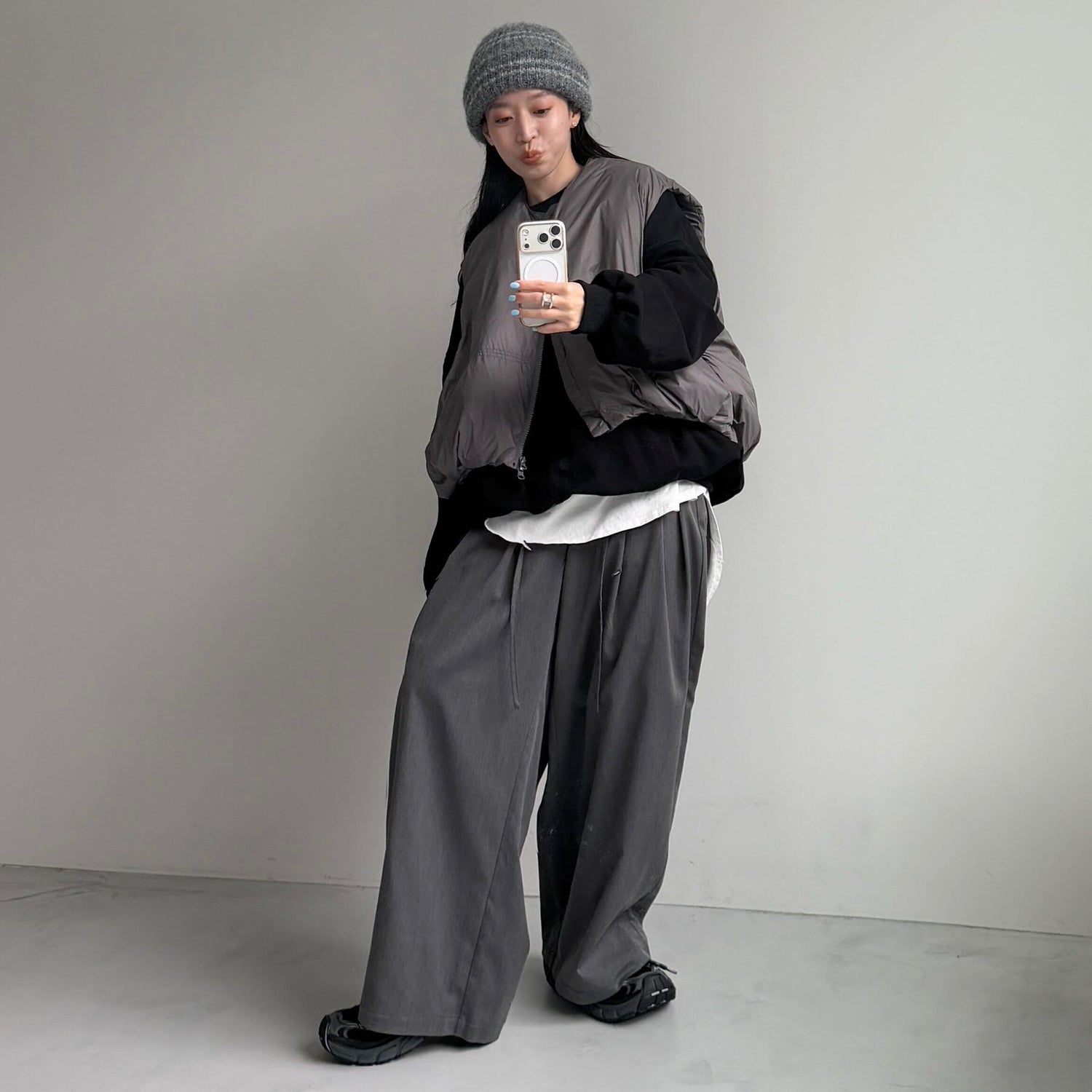 egg down vest / charcoal gray