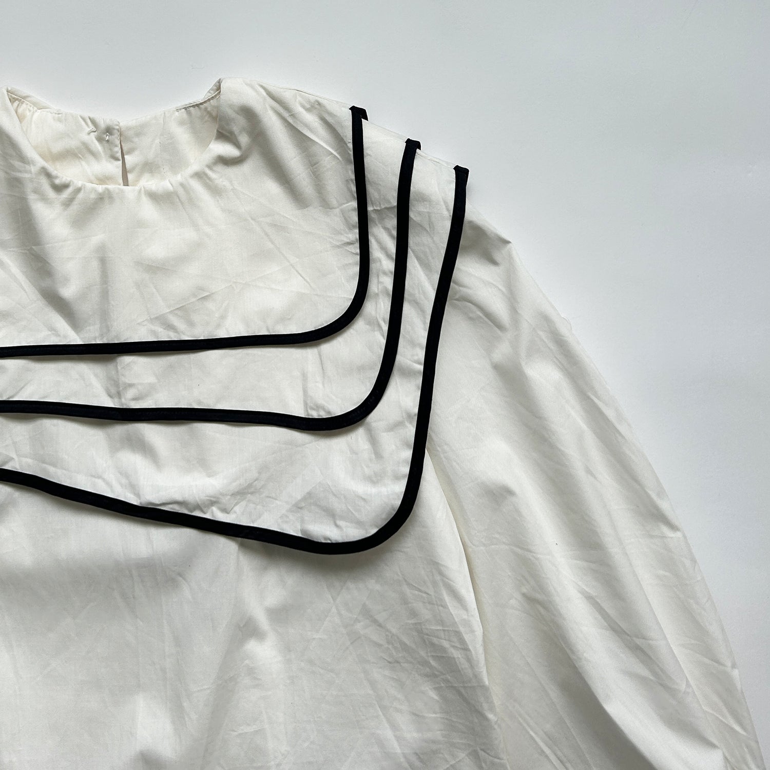 【SAMPLE】asymmetry big collar blouse / white