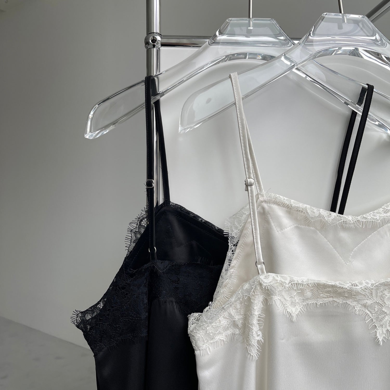 milky lace camisole / black