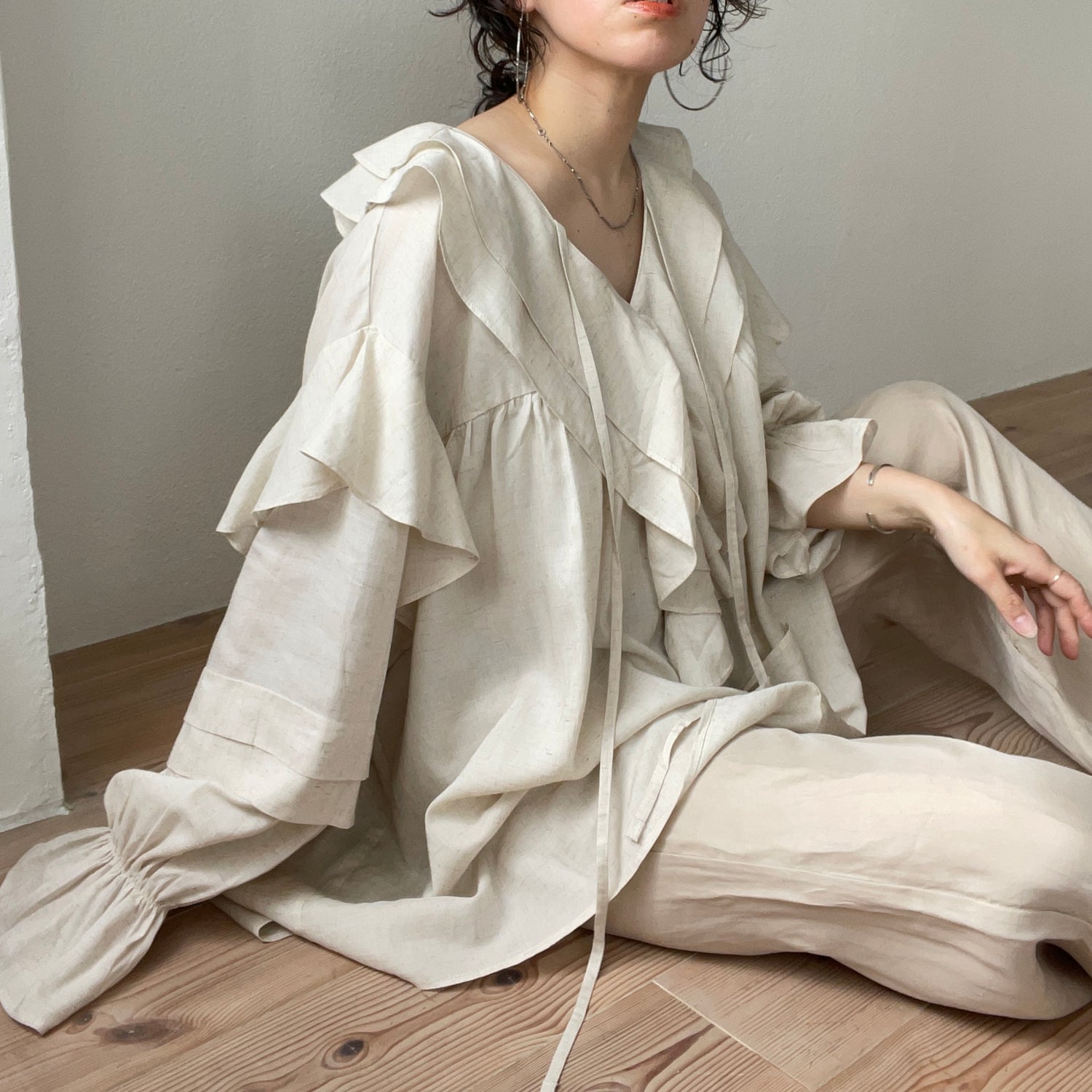 big collar frill blouse / linen beige