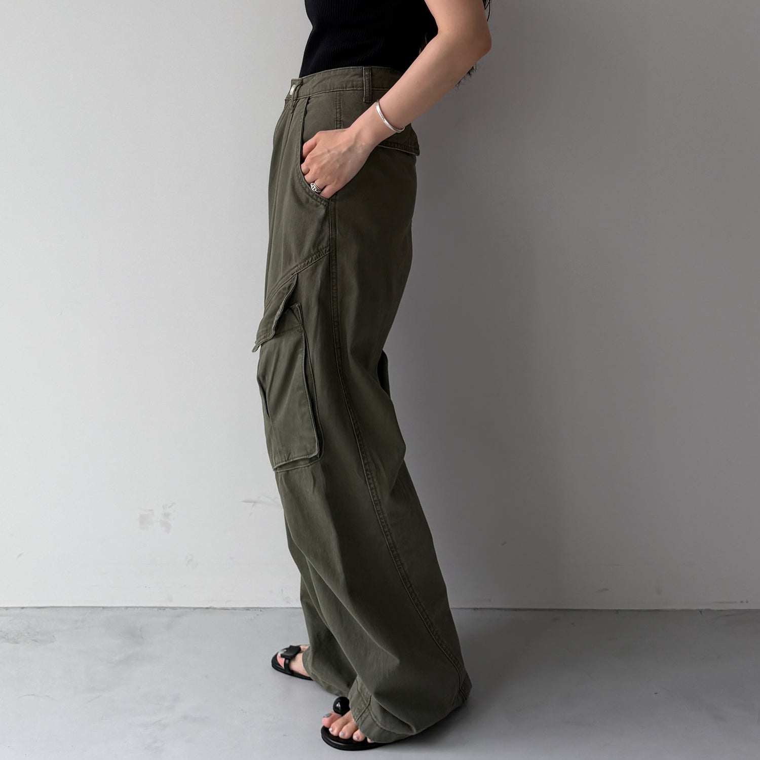 vintage like curve cargo pants / black