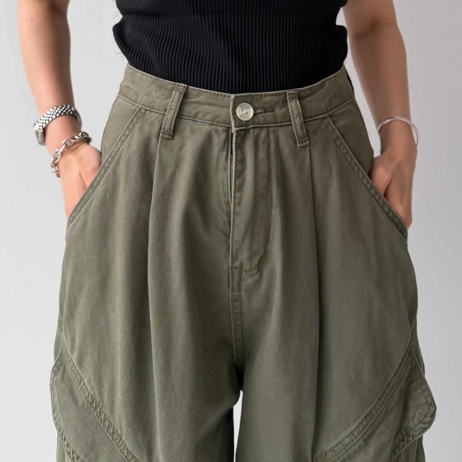 vintage like curve cargo pants / black