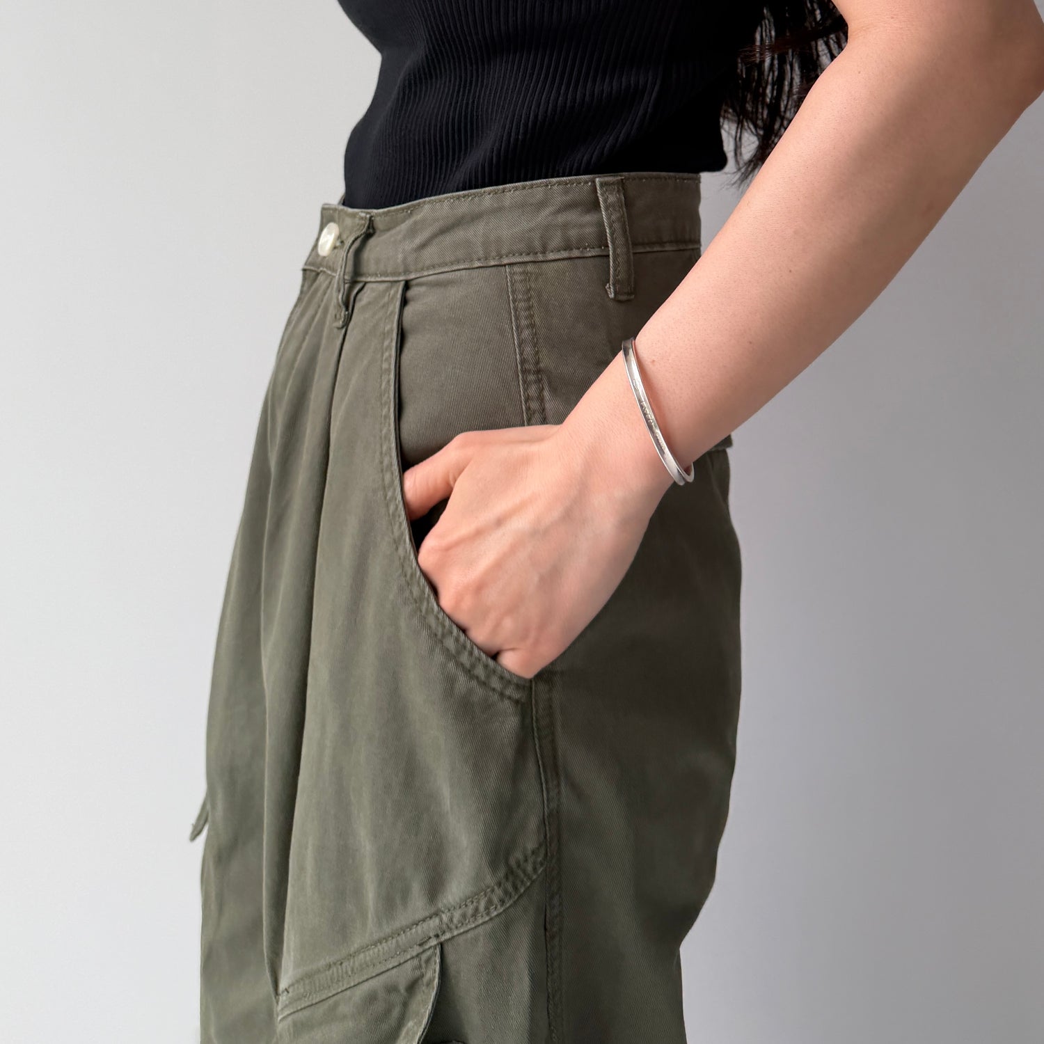 vintage like curve cargo pants / black