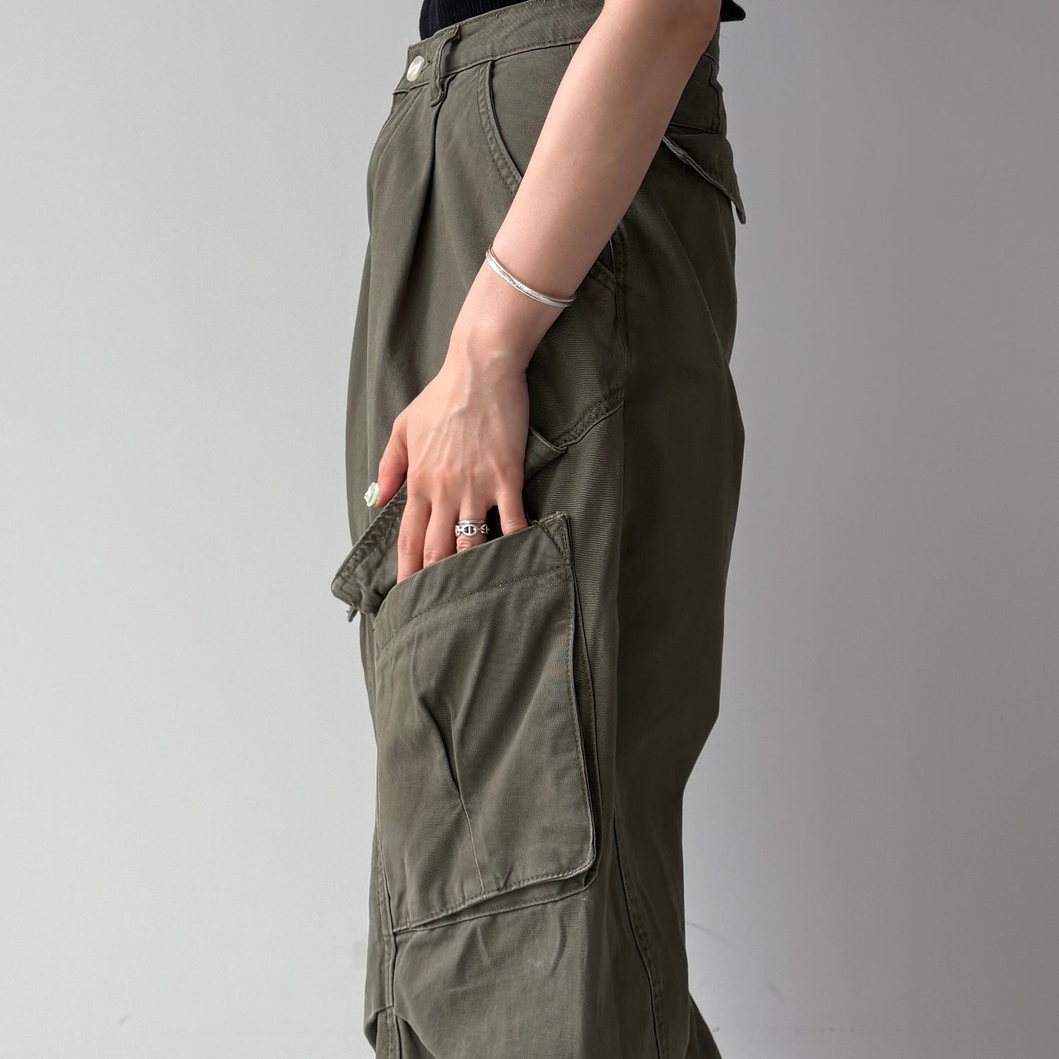 vintage like curve cargo pants / black