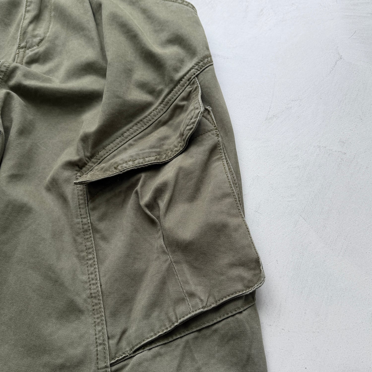 vintage like curve cargo pants / black