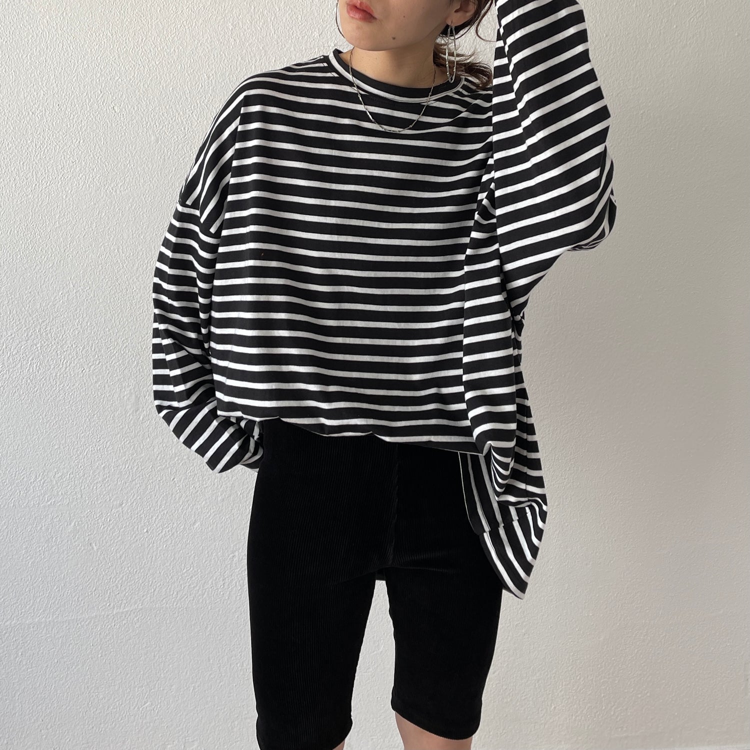 loose silhouette over size border tee / black