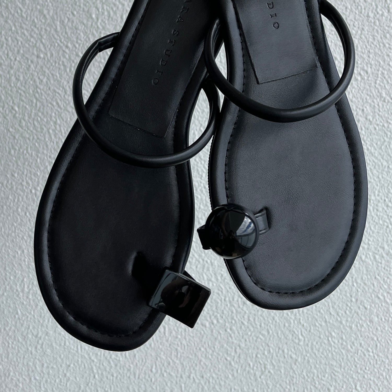 asymmetry flat sandals / black
