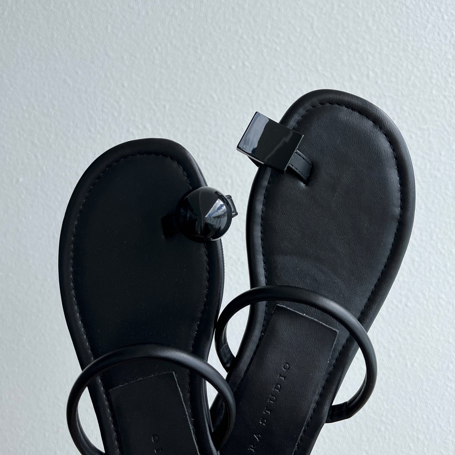 asymmetry flat sandals / black