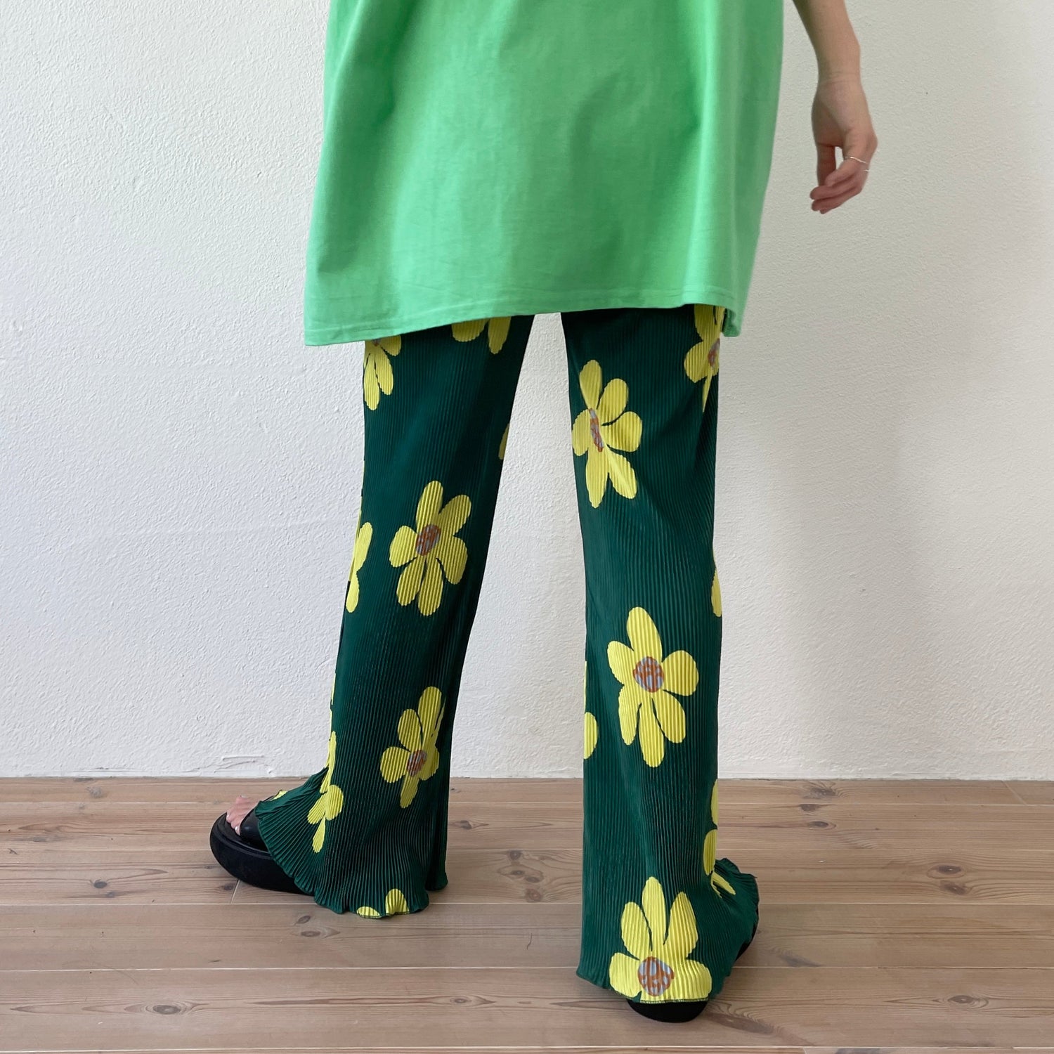 【SAMPLE】relax flower pleats pants / green