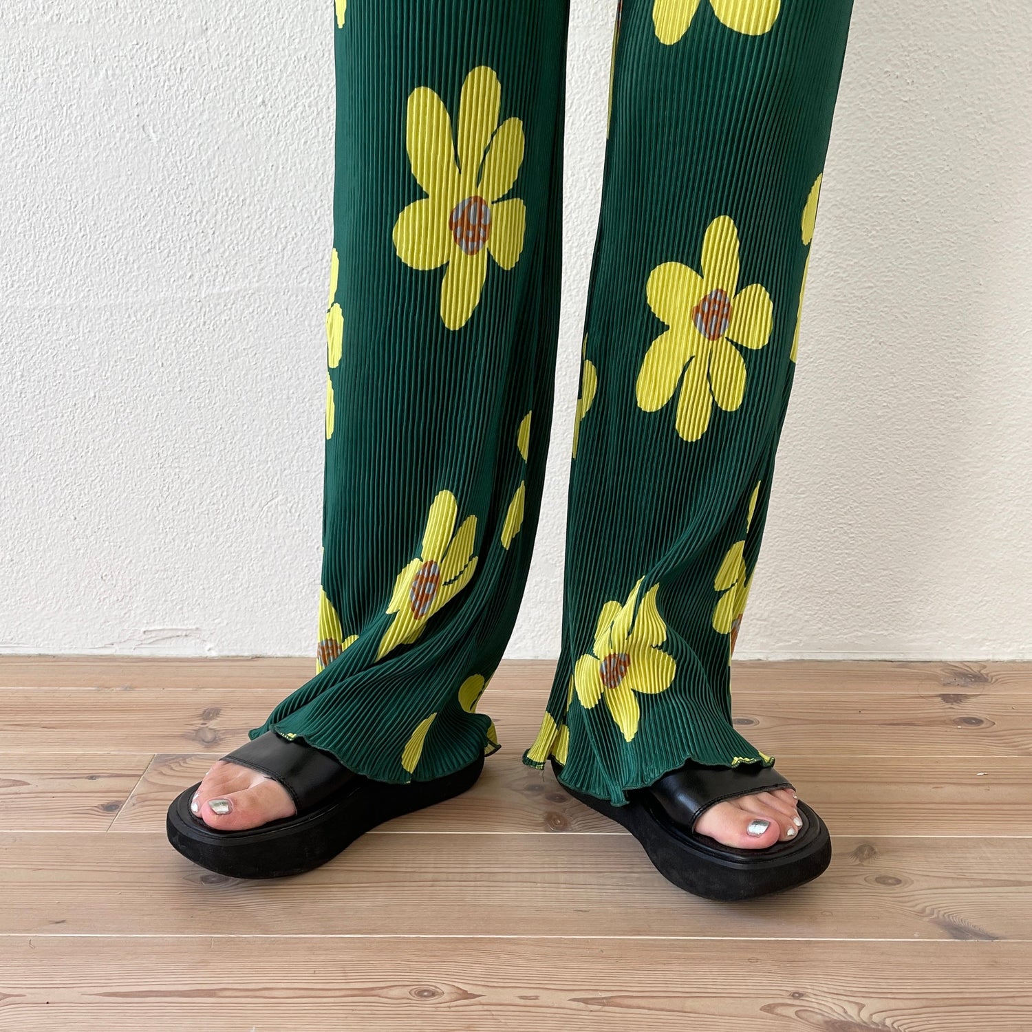 【SAMPLE】relax flower pleats pants / green