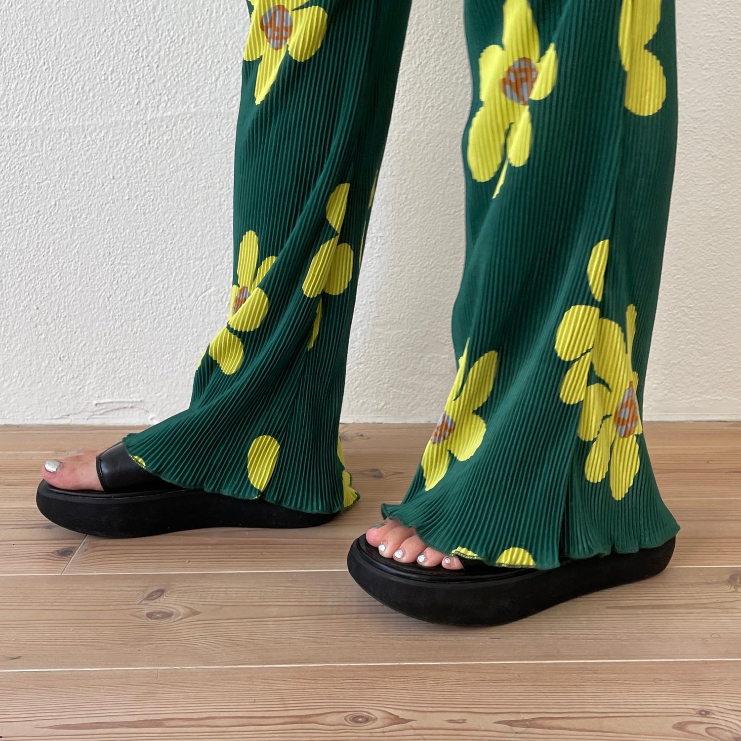 【SAMPLE】relax flower pleats pants / green