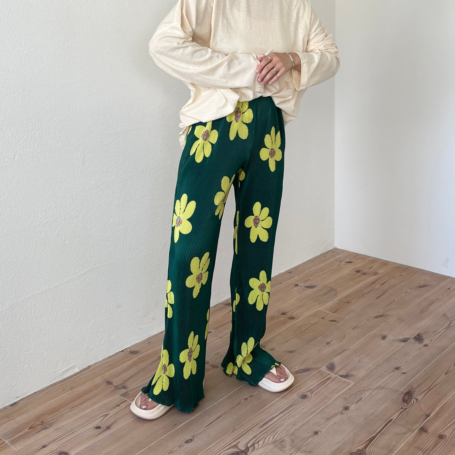 【SAMPLE】relax flower pleats pants / green