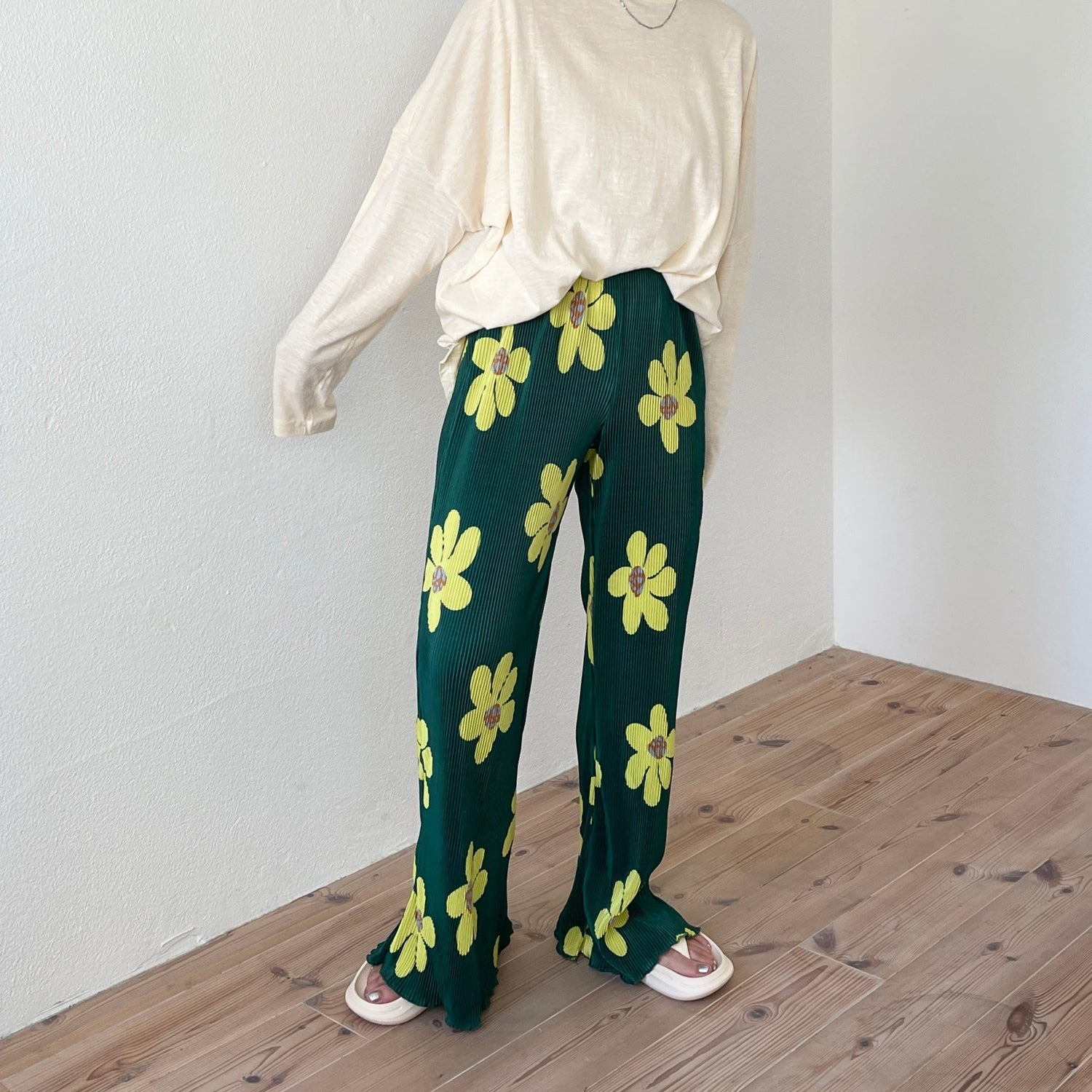 【SAMPLE】relax flower pleats pants / green