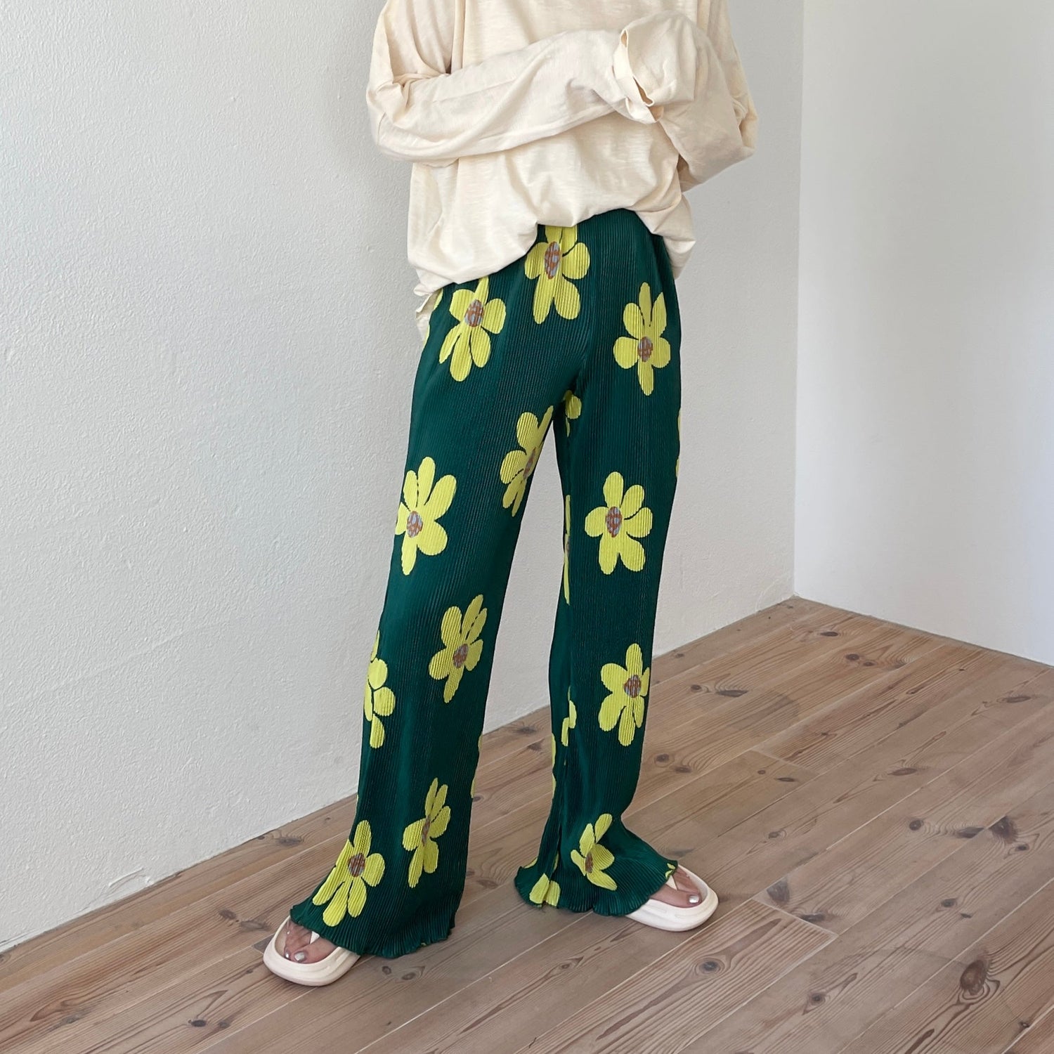 【SAMPLE】relax flower pleats pants / green
