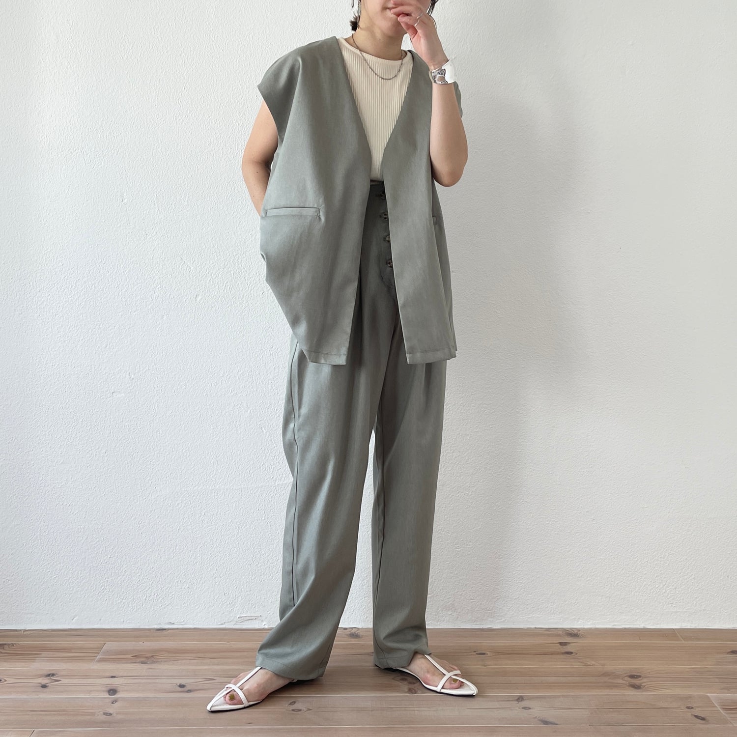 drop shoulder collar less vest / mint