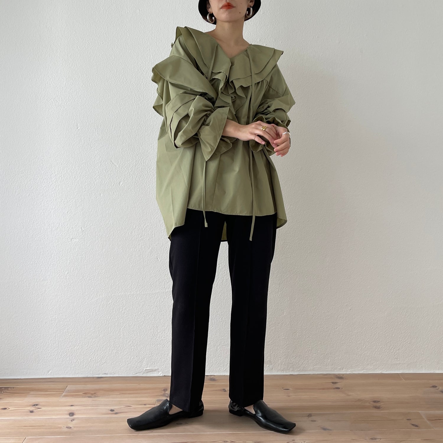 big collar frill blouse / olive