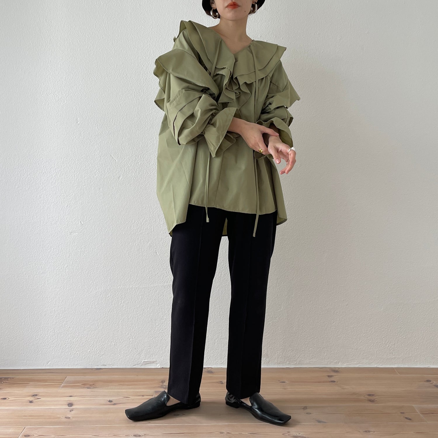 big collar frill blouse / olive