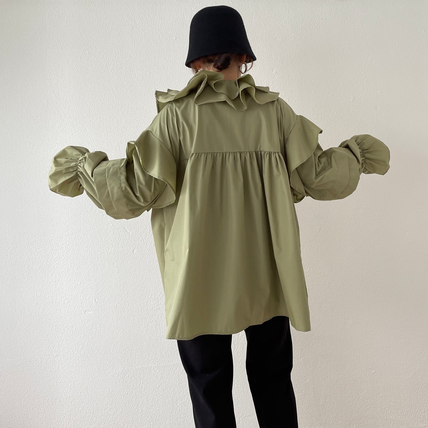 big collar frill blouse / olive