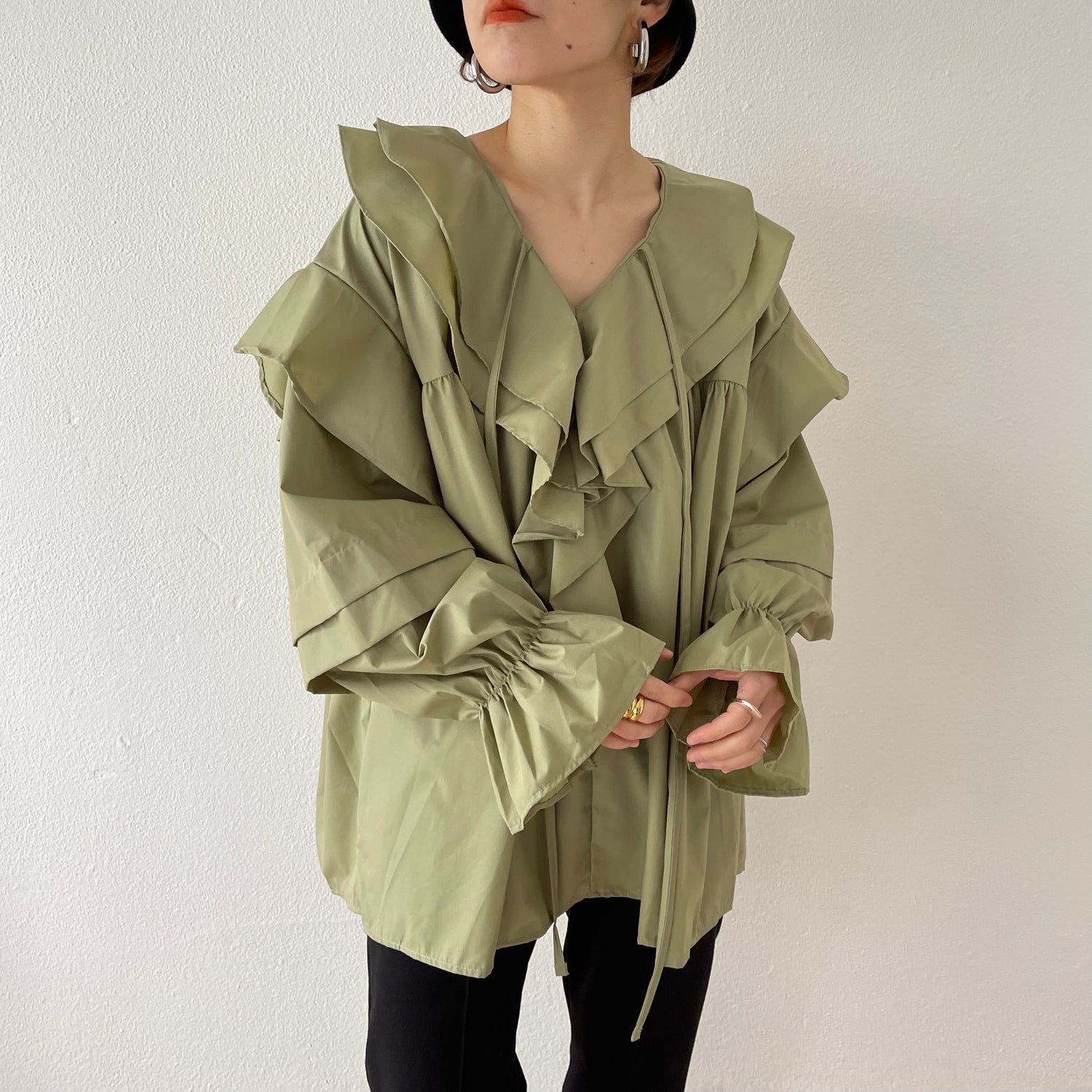 big collar frill blouse / olive