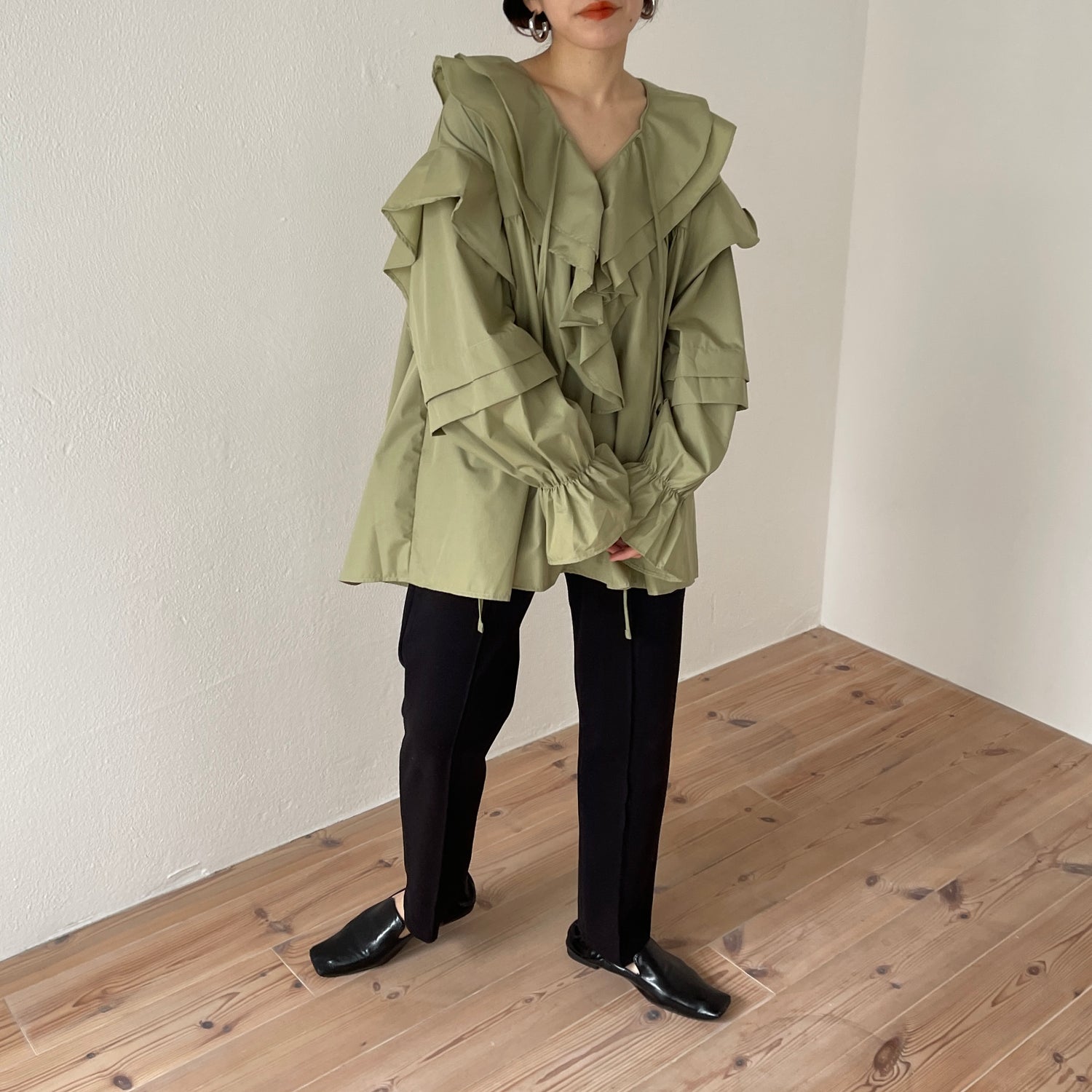 big collar frill blouse / olive