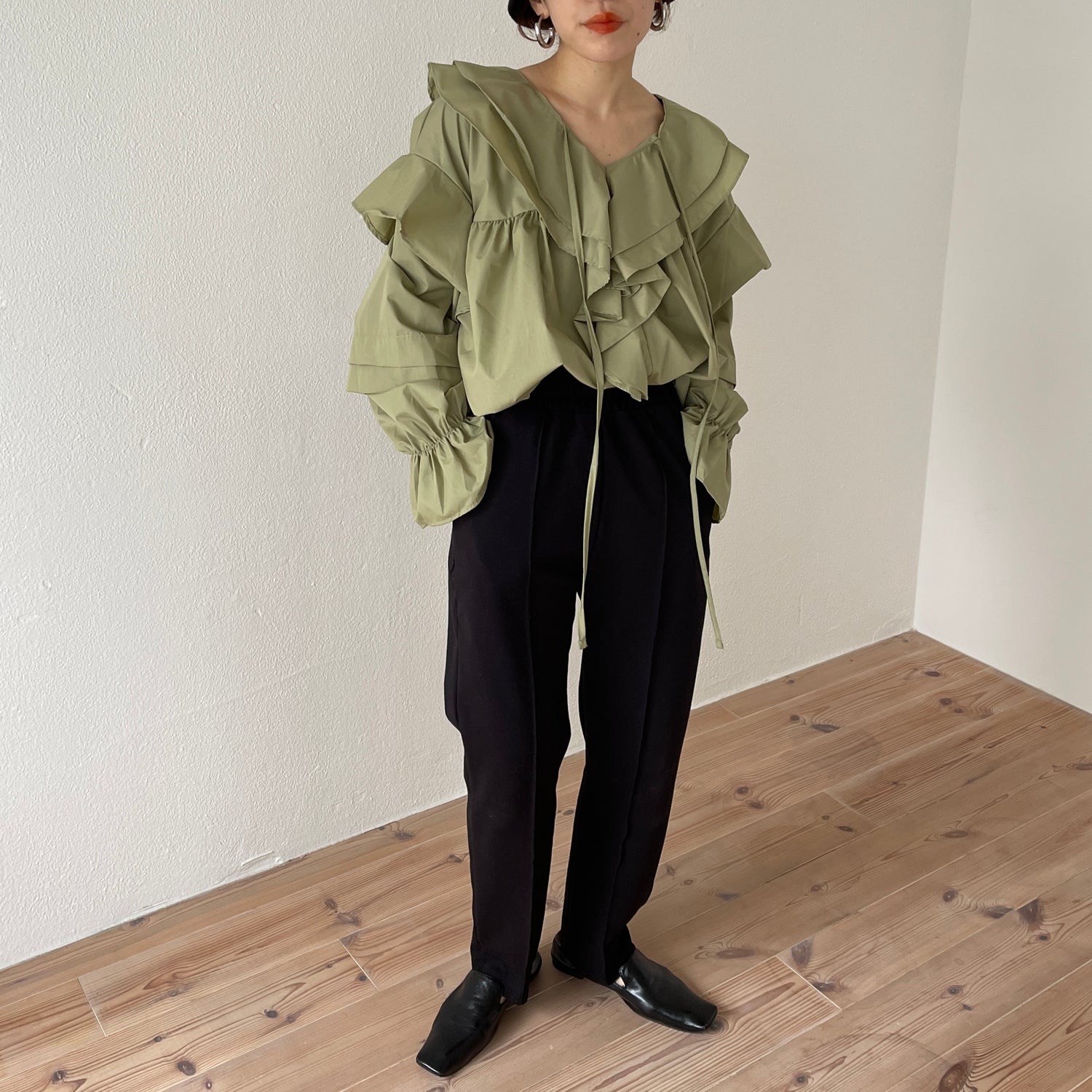 big collar frill blouse / olive