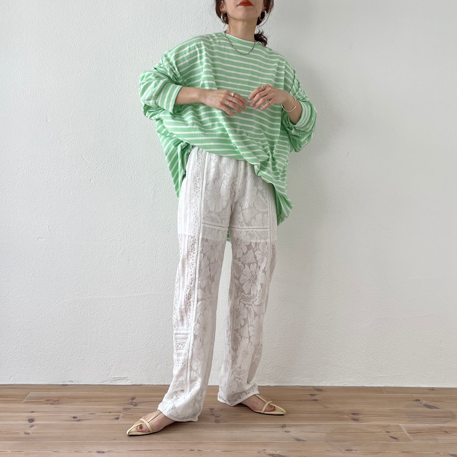 loose silhouette over size border tee / light green