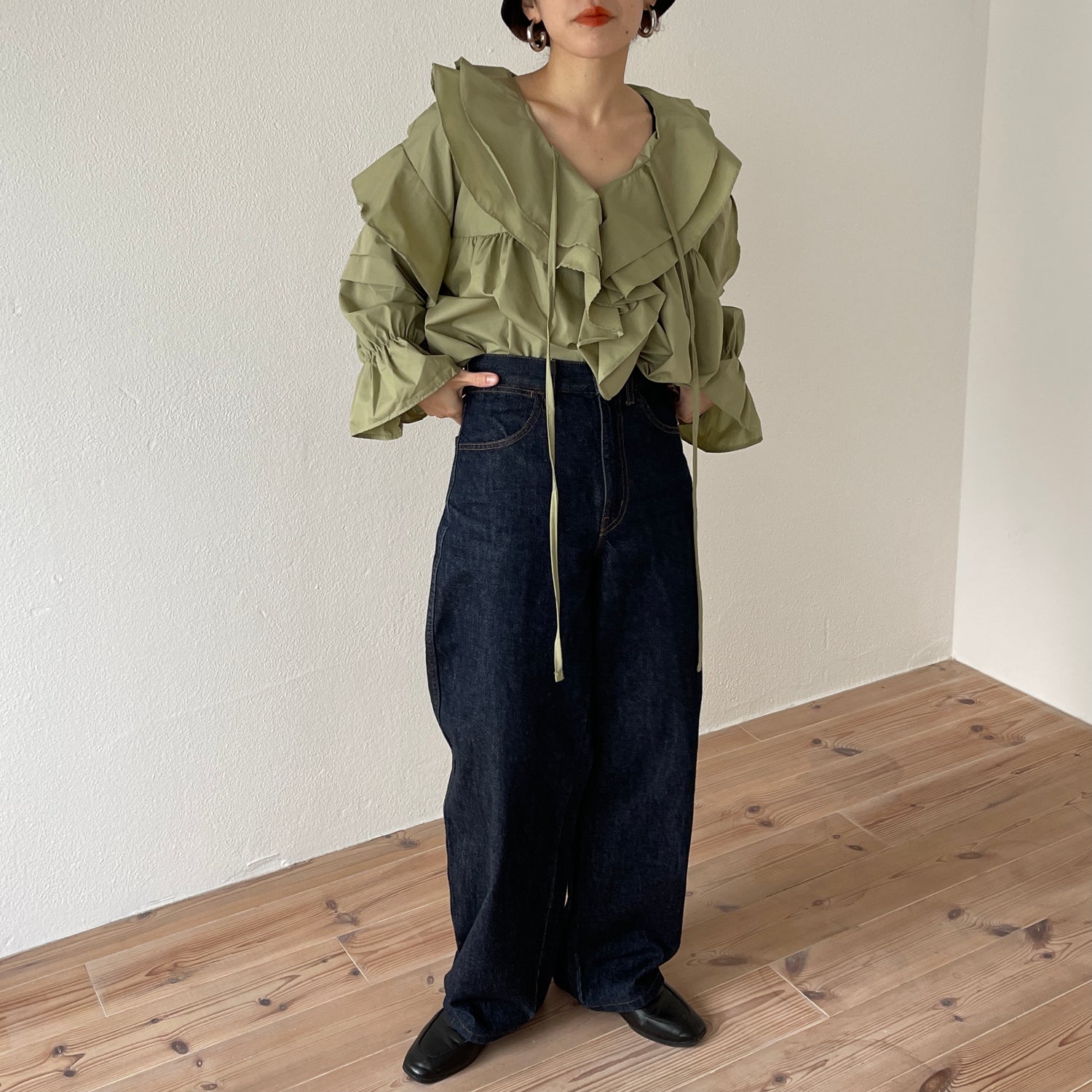 big collar frill blouse / olive