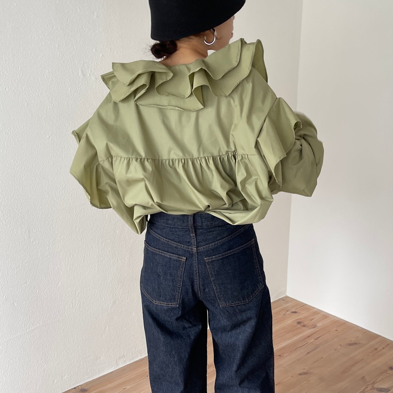 big collar frill blouse / olive