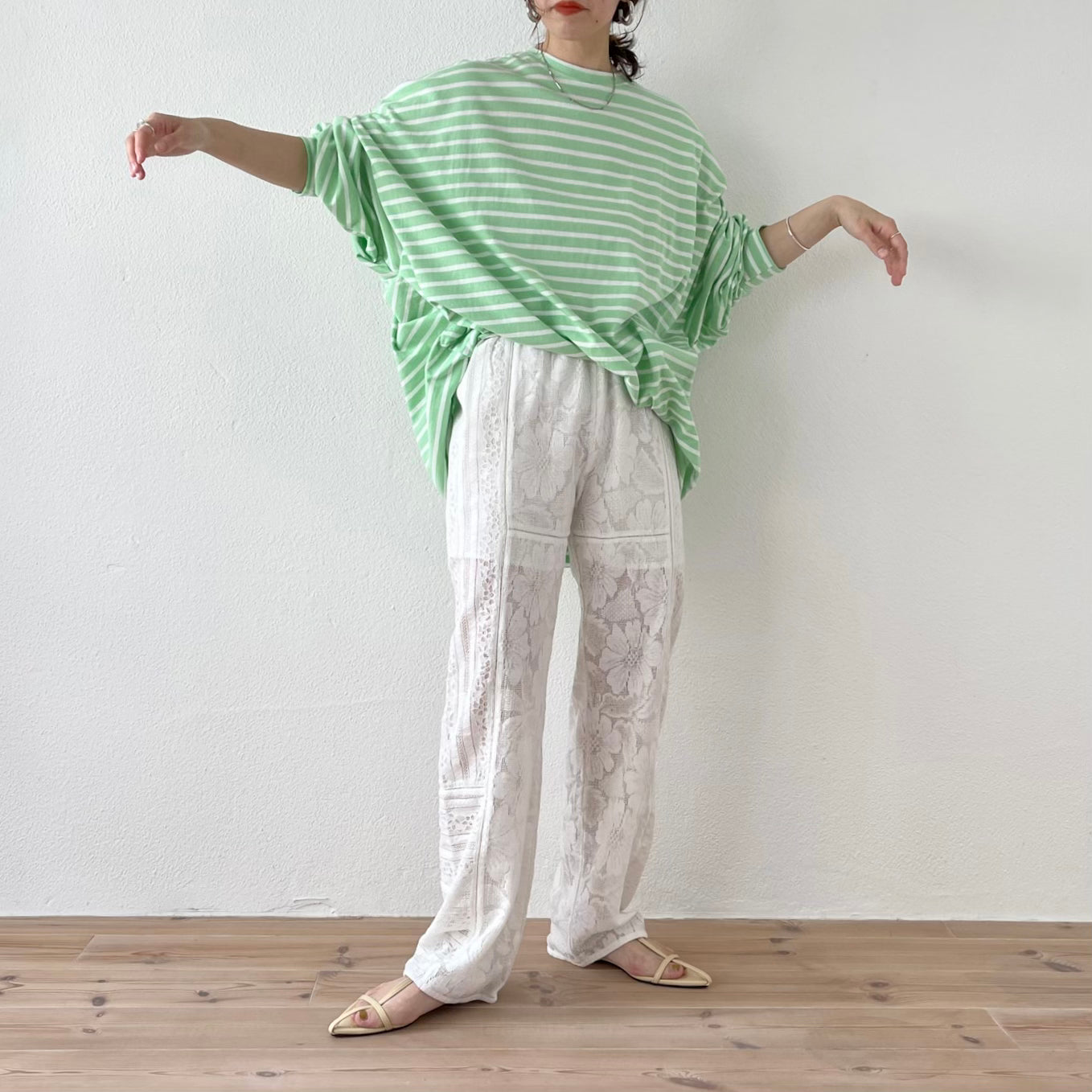 loose silhouette over size border tee / light green