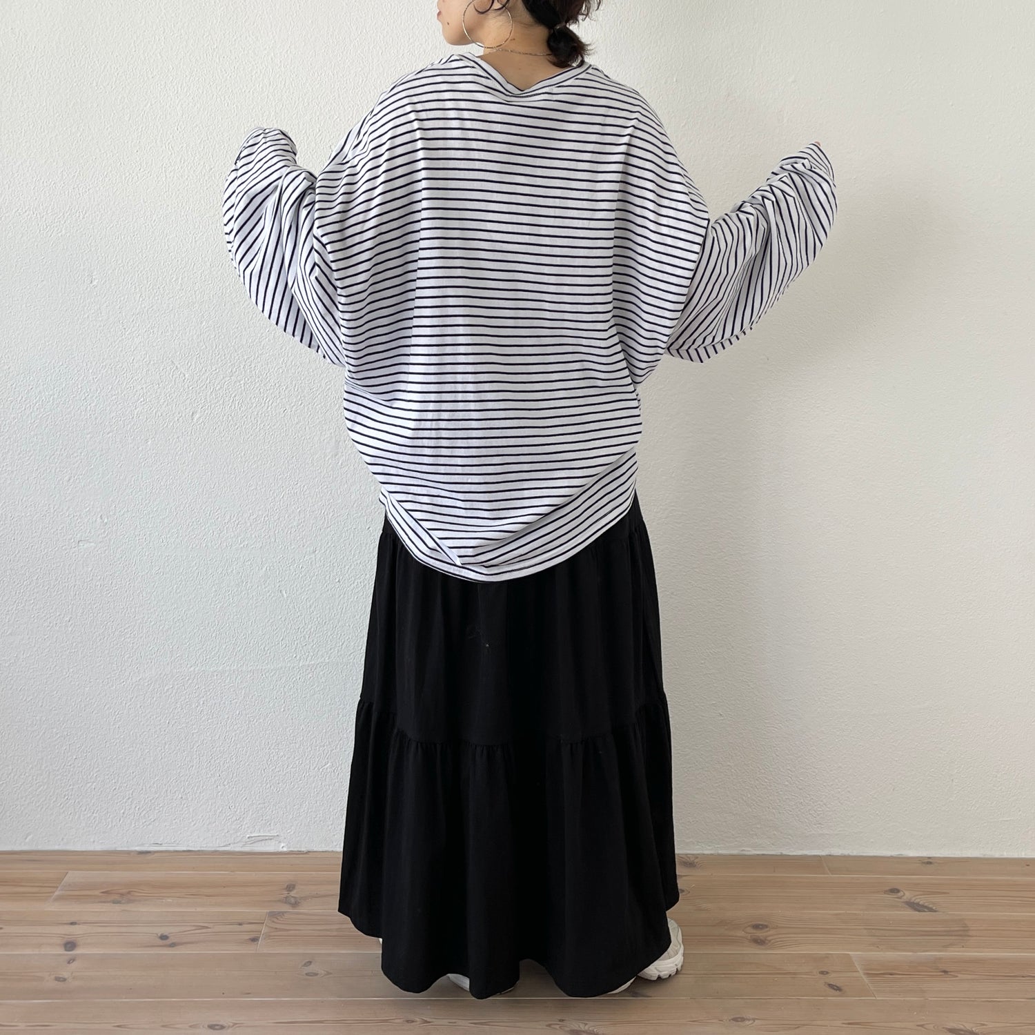 loose silhouette relax border tee / white