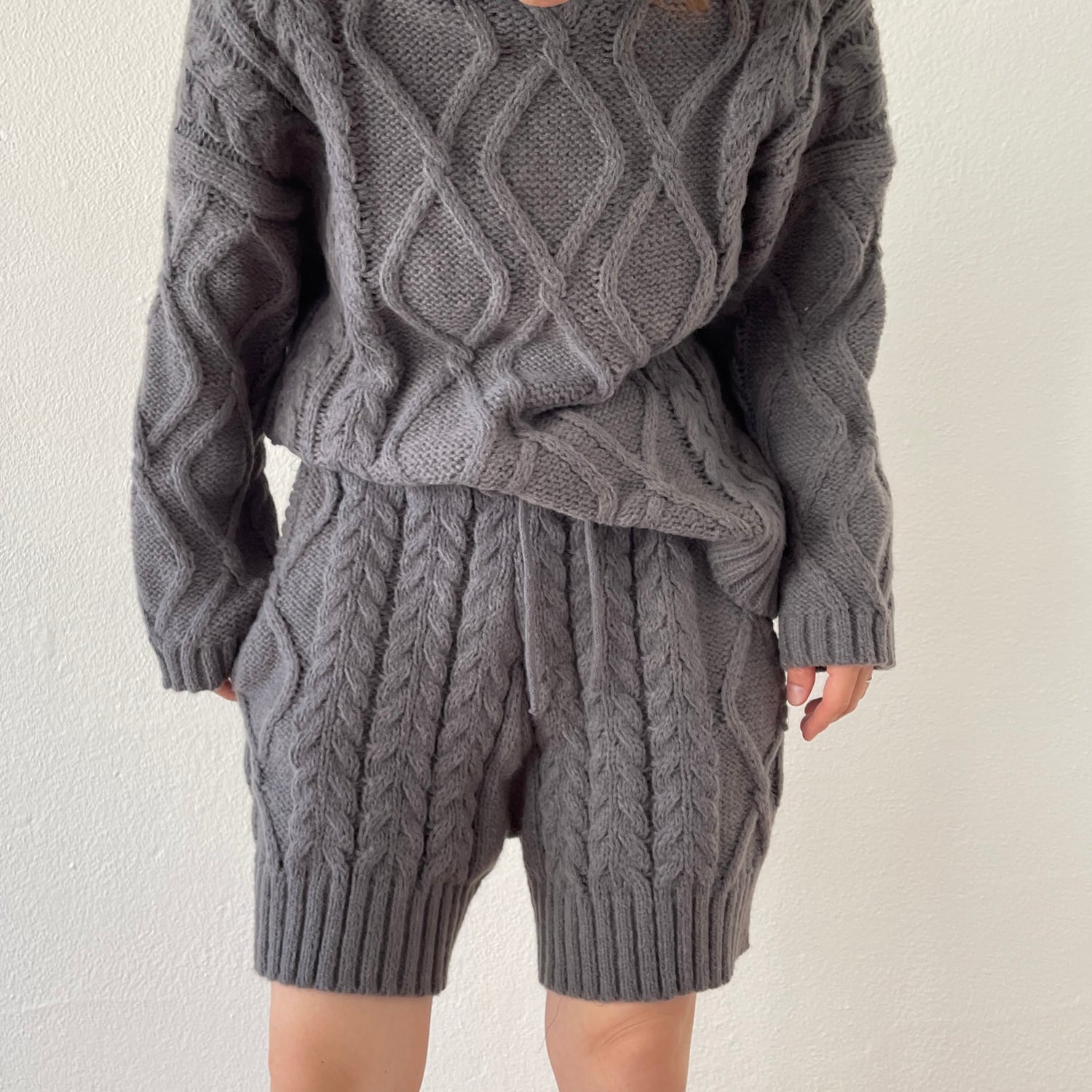 turtle neck cable knit set up / gray